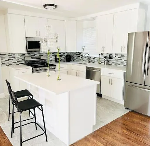 Cheerful 4-Bedroom Home With Free Parking
